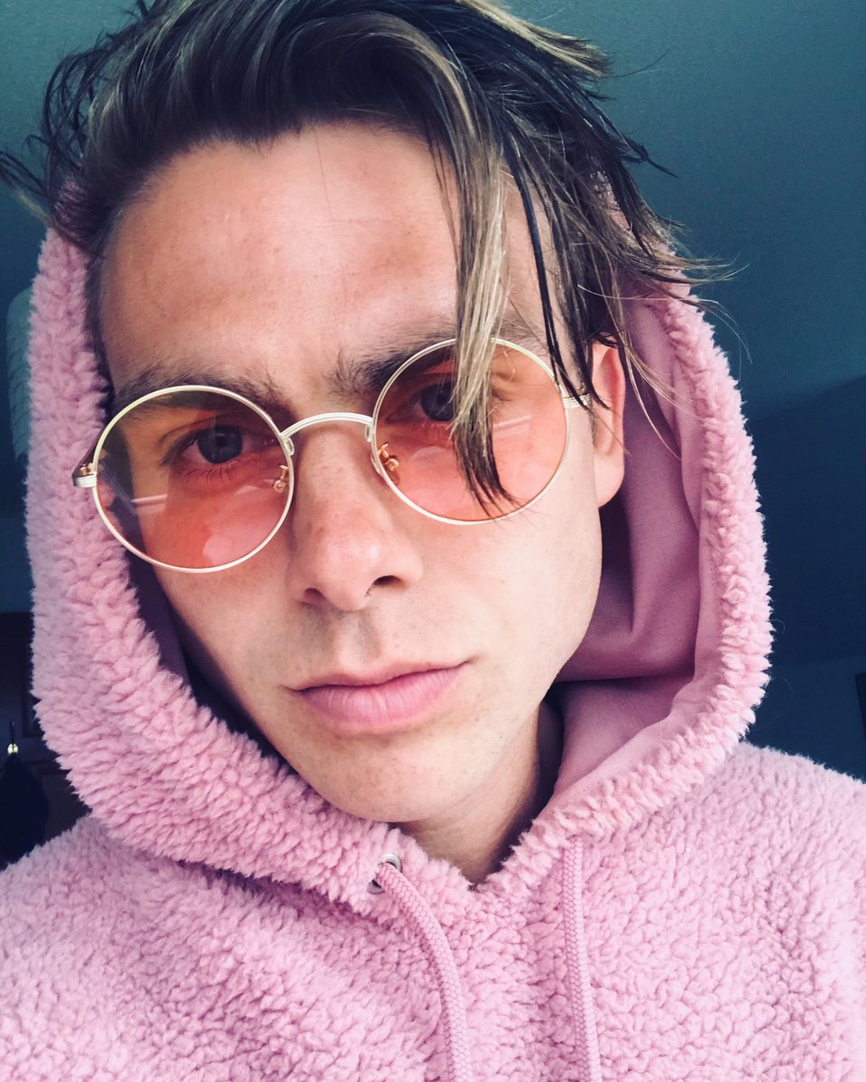 Me and these pink sunnies I found are going LIVE on our Instagram tonight @ 7.30pm. Give us a follow so you don’t miss it! ✌️x instagram.com/hunterandthebe…