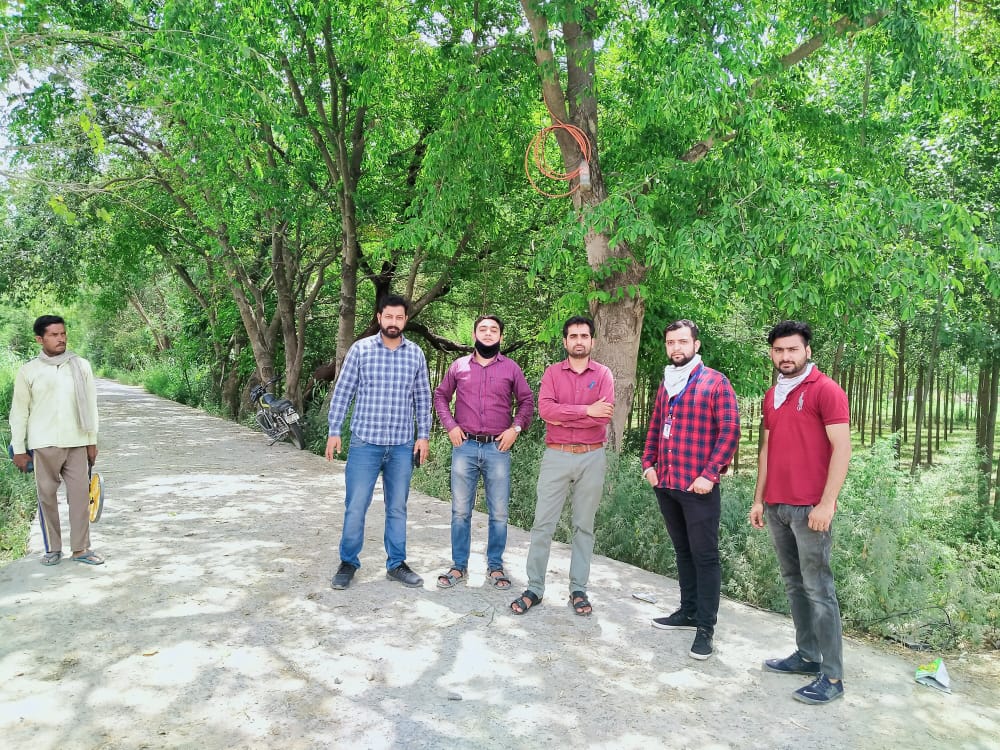 CSC_Punjab's tweet photo. Punjab WiFichoupal CVLE Pankaj, distt. Nawanshahar, with the BBNL/BSNL Team in the field for #Bharatnet fiber restoration provisioning essential internet services in lockdown. #ruralindia
#BharatNet
@dintya15
@abhi481
@wifichoupal
@anilsangwanHR18
@CSCegov_
@AmitSha15173369 https://t.co/CspJZreruY