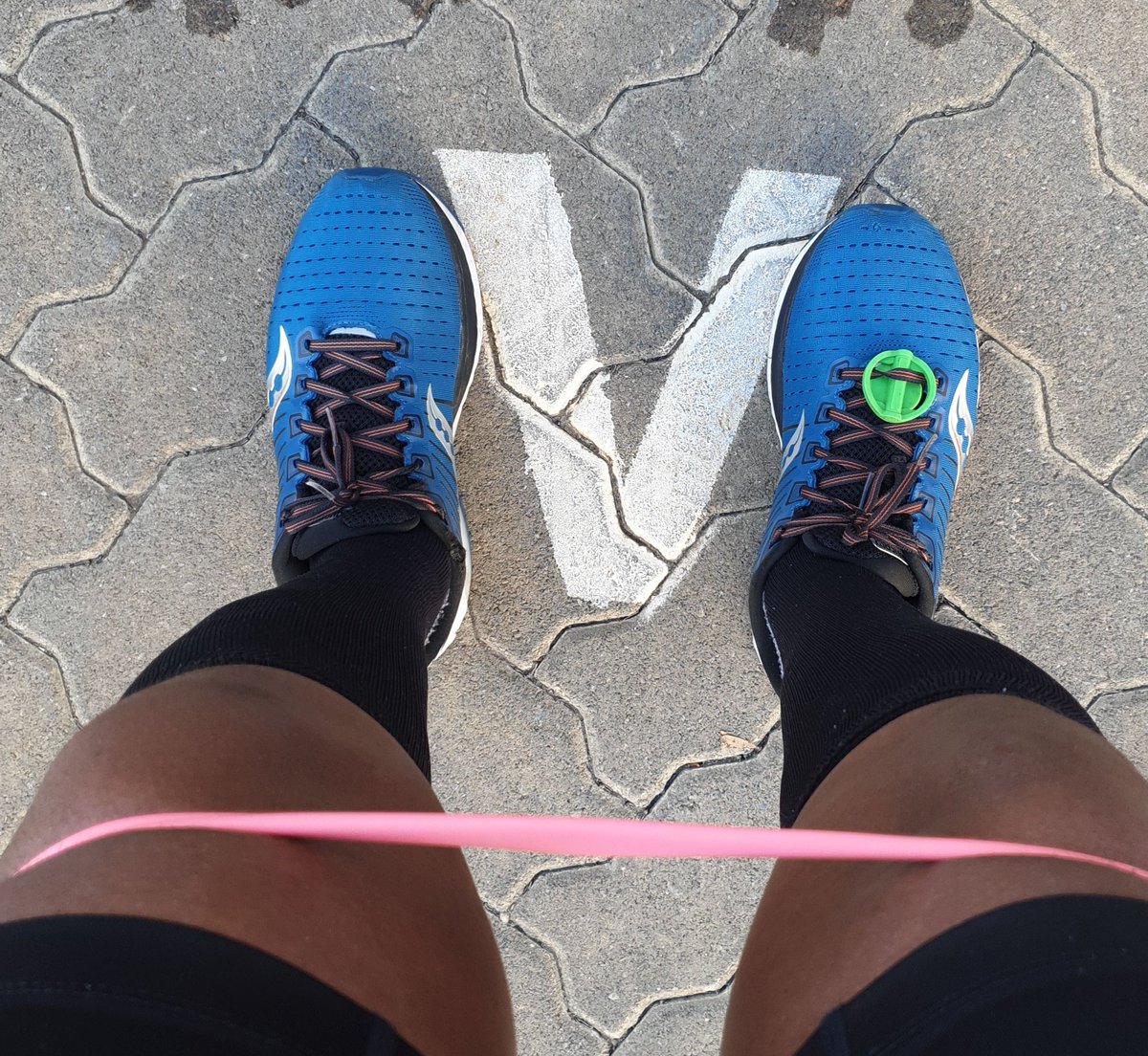 Now that we have dealt with the refund issues, let& #39;s get back to regular programming. Today I ran with a resistance band. It was great training without the hectic pounding on the legs.