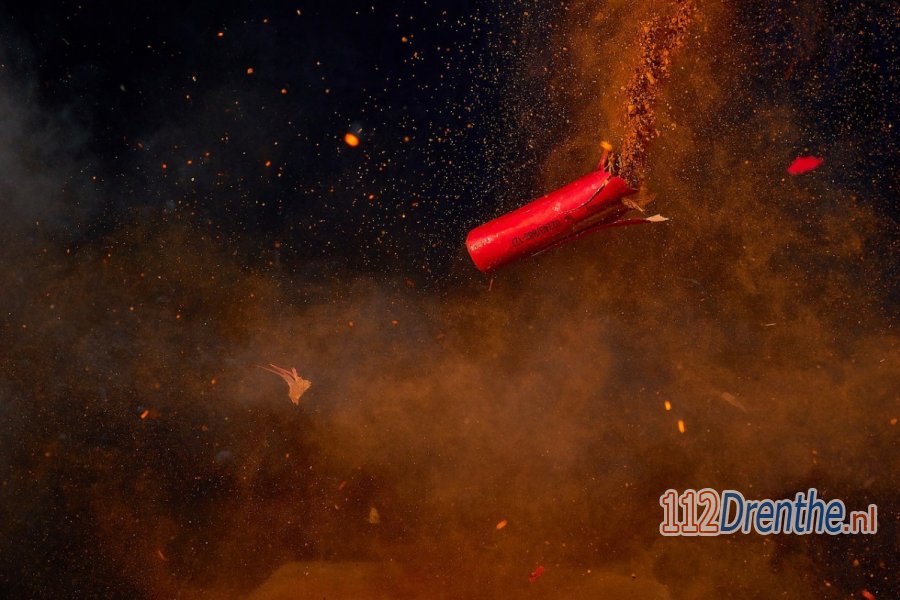 Agent in #Assen bekogeld met zwaar vuurwerk en raakt gewond. 112Drenthe.
