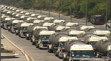 lepelique's tweet photo. El gobierno compró estos camiones cisterna para distribuir agua al pueblo. Esto se llama marginalidad para un pueblo. Ya que su seguidores cree que esto es lo mejor para ellos. porque el que no está acostumbrado a cargar agua maduro coño de tu madre https://t.co/ve2pxQ4nwI