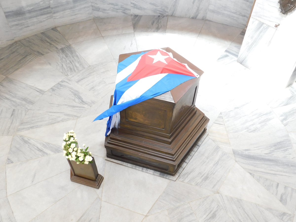 MaraVictoriaGu2's tweet photo. En homenaje a #Martí, les regalo mis fotos. Solo pidió tener en su tumba un ramo de flores y una bandera. Ese deseo se hace realidad en Santa Ifigenia. Allí reposan los restos de quien supo, que "toda la gloria del mundo cabe en un grano de maíz". 
#MartiVive #MartianosHoy https://t.co/ng4BOUwzko