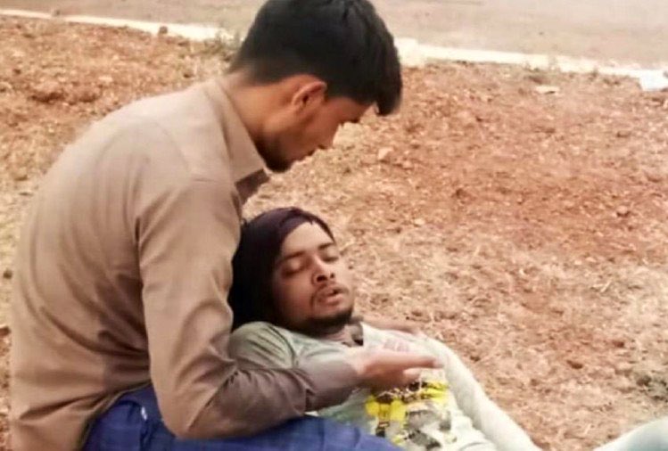 TheSamirAbbas's tweet photo. ट्रक में बैठे बाक़ी लोगों के विरोध के बाद अपने बीमार दोस्त अमृत कुमार को गोद में लिए सड़क किनारे बैठे मोहम्मद क़यूब की ये तस्वीर ज़ेहन से निकलती नहीं...अमृत अब इस दुनिया में नहीं है, कोरोना टेस्ट के बाद उसकी बॉडी शवगृह में है पर इन 2 हिंदुस्तानियों की दोस्ती अमर हो चुकी है 🙏🇮🇳🙏 https://t.co/aWIOboXaLn