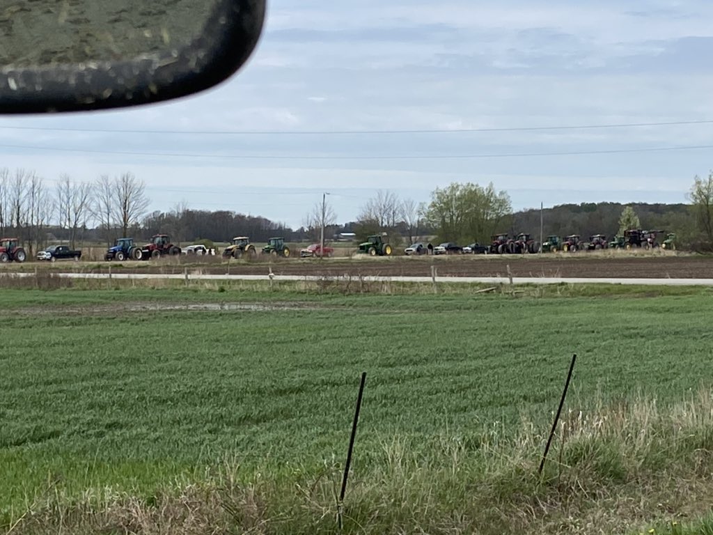 fullbins's tweet photo. @TVRSCIA @HomelandGrain Around 60 tractors, sprayers and pickups. Awesome community support for Leigh and the Cohoe family https://t.co/CYzQkwOnQZ