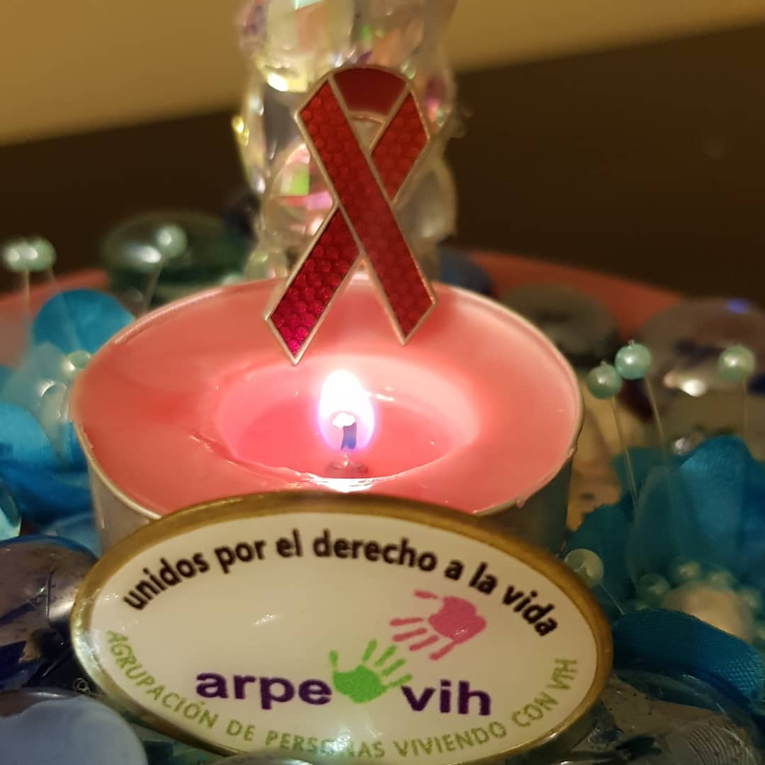ARPEVIH's tweet photo. Candlelight = Luz de Vela 🕯
Honramos la memoria de aquellos/as familiares y amigos/as que, a causa del SIDA, perdieron su vida...🎗
 Por el Derecho a la Vida...💪🏽💪🏽💪🏽
"Siempre recordamos,  actuamos y vivimos más allá del VIH", aún en tiempos de Covid19. https://t.co/EPk0k3aQkI