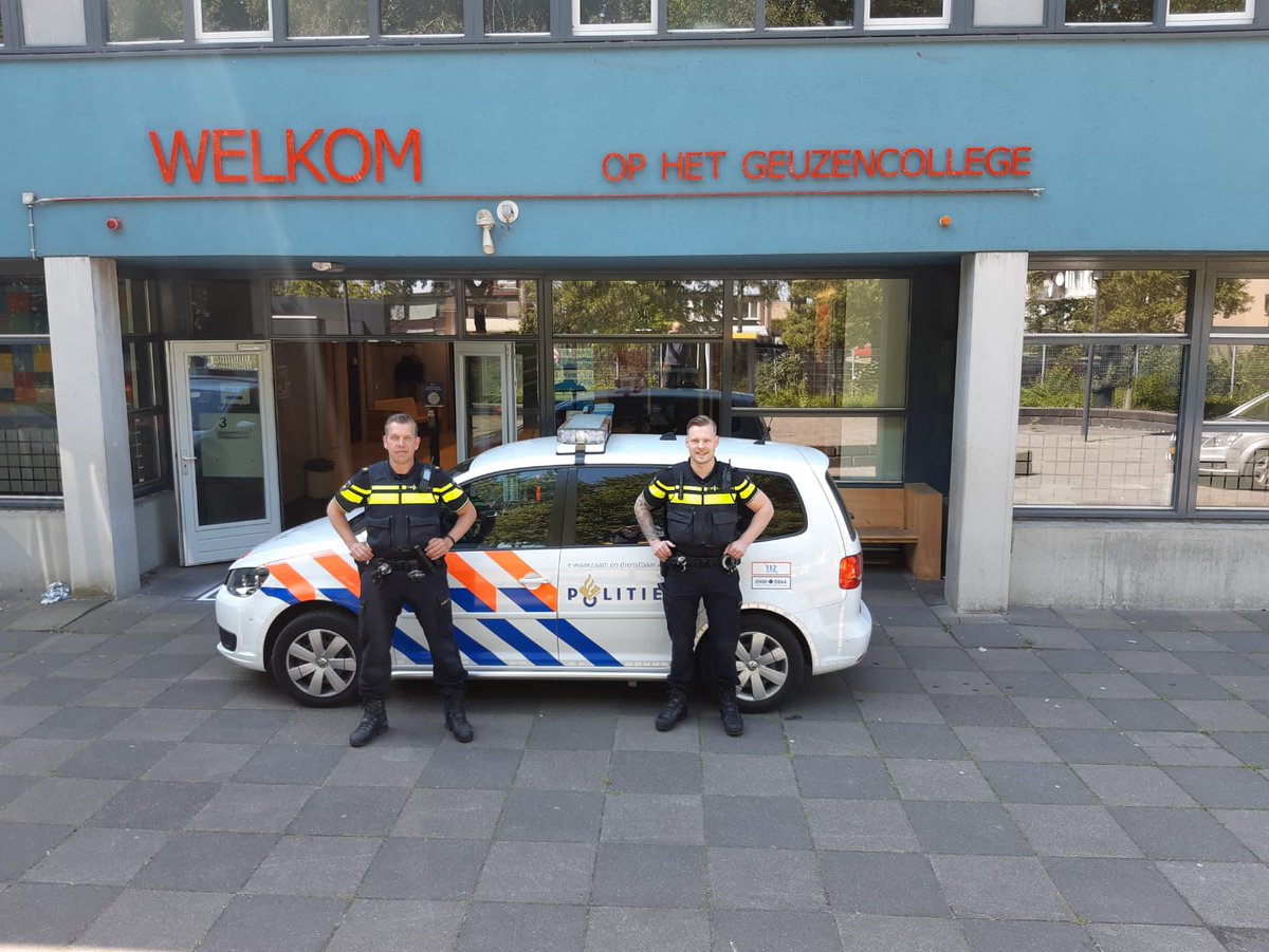 WA_Vlaardingen's tweet photo. Wat gesprekken gevoerd op verschillende scholen in #Vlaardingen. Samen met wijkagent Wouter van der Boom. https://t.co/Qt2Sjsqzvd