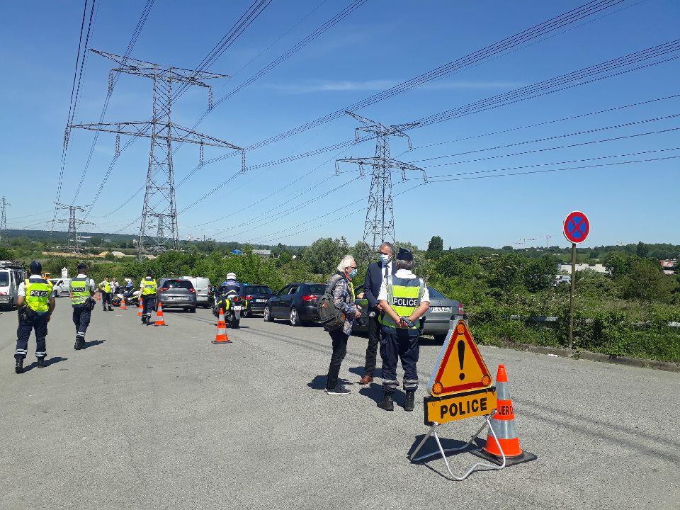 Prefet77's tweet photo. Alors que le trafic est toujours plus réduit que d’ordinaire les suspensions de permis sont en nombre élevé, pour des vitesses largement au-delà de la vitesse max autorisée. Gérard Branly, #SPTorcy était avec @PoliceNat77 pour une opération de contrôle routier. https://t.co/B0qPy89uU4