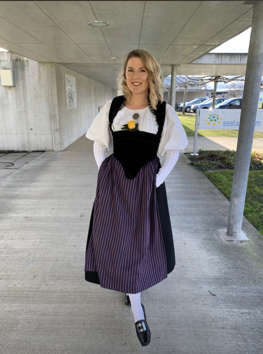 💃🏼 D Regierigsrätin Beatrice Simon u i si zäme i Usgang 💃🏼
...“Typisch“ ab 19:30 <a href="/telebaern/">stef</a>  🎬 
#typischmichelle #telebärn #beatricesimon #regierungsrätin #finanzdirektorin #bdp #bern #switzerland #seeland #bernertracht #tracht #tradition