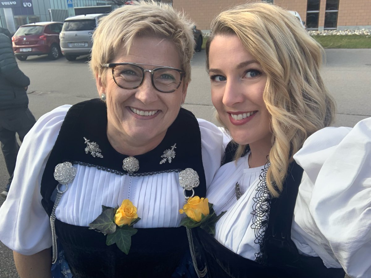 MichelleBernhar's tweet photo. 💃🏼 D Regierigsrätin Beatrice Simon u i si zäme i Usgang 💃🏼
...“Typisch“ ab 19:30 @telebaern  🎬 
#typischmichelle #telebärn #beatricesimon #regierungsrätin #finanzdirektorin #bdp #bern #switzerland #seeland #bernertracht #tracht #tradition https://t.co/1B0ZxTVokv