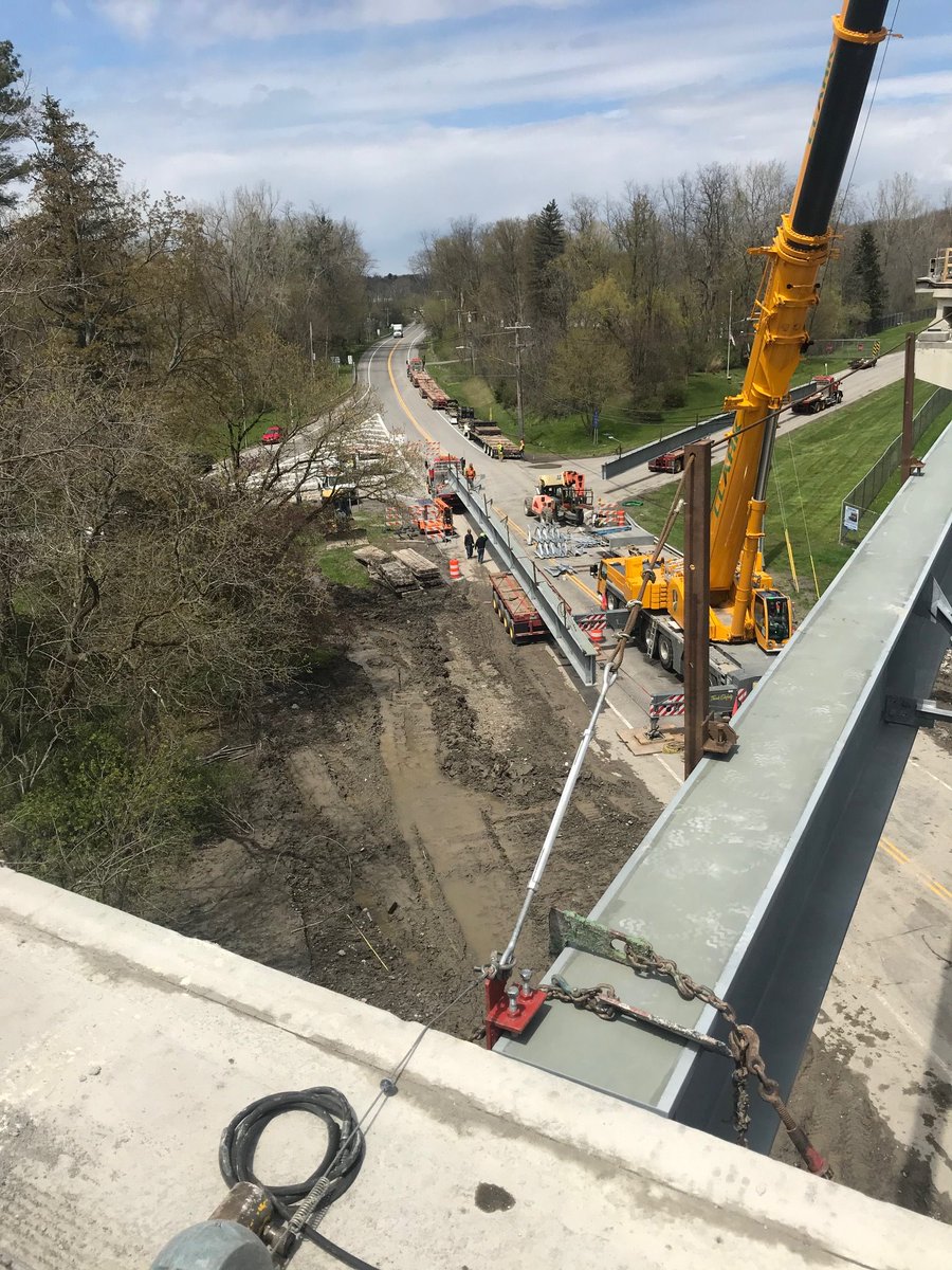 NYSDOTBuffalo's tweet photo. Setting steel on the Route 400 Bridge over Route 16 in the town of Aurora as the project to partially replace the superstructure continues https://t.co/4sfS1rhMDv