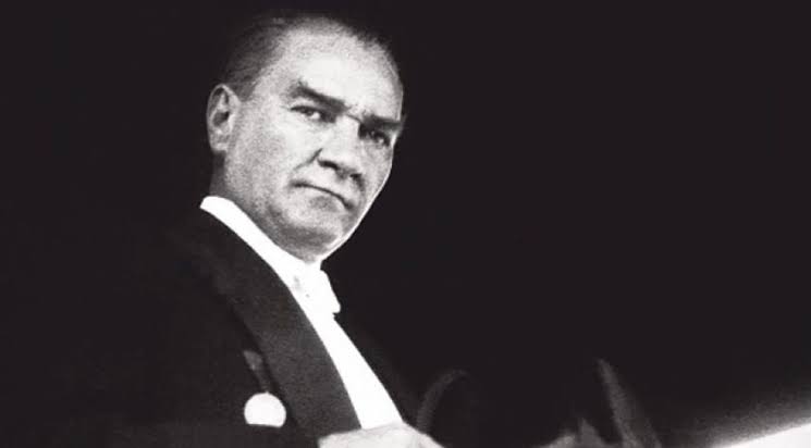 etsdm's tweet photo. Hem sert, hem eğlenceli. Hangisini seçersen! Bayramımız kutlu olsun ❤️ #Atatürk https://t.co/JERrwGLSTr