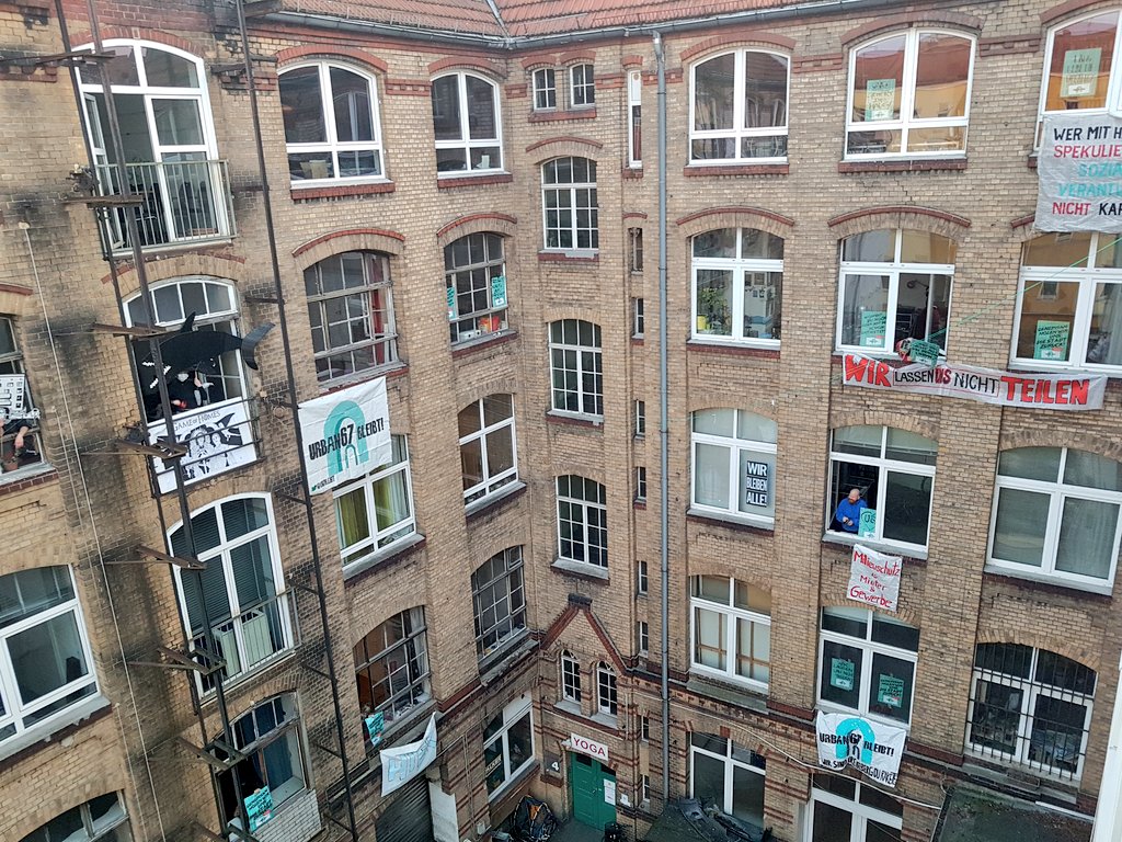 u67bleibt's tweet photo. #RocketInternetSE war heute bei uns im Haus! Offensichtlich waren sie nur an den Umbaumaßnahmen der Fabrik interessiert! 👹
Bei der #Aktionärsversammlung sprach #OliverSamwer von einem #Dialog mit uns - was ist damit? Wir fordern ihn zum #Fortbestand der #KreuzbergerMischung !! https://t.co/e22l34GQmW