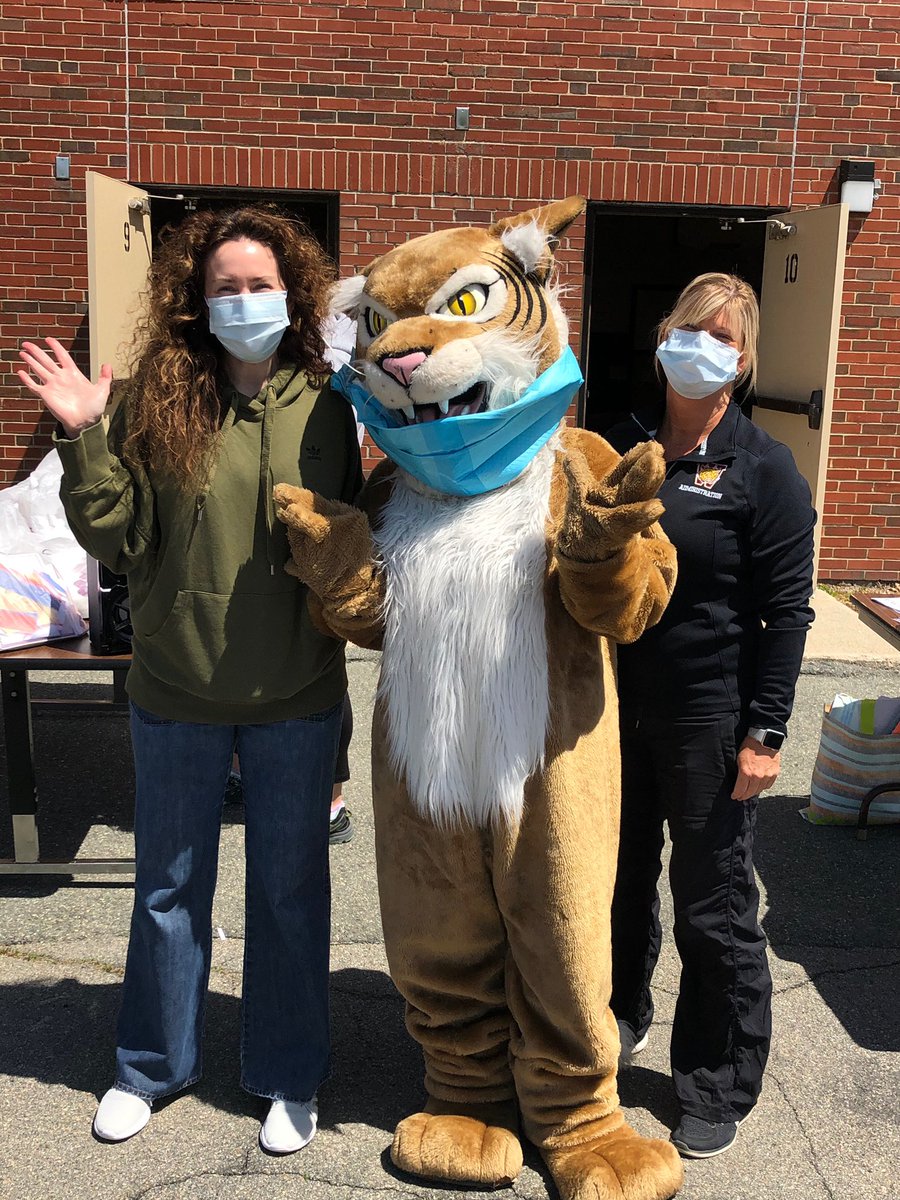 SeachPrincipal's tweet photo. Student belongings pick up this week, Wednesday-Friday 1-2pm!  #SeachRoars https://t.co/Ak94uf3gtX
