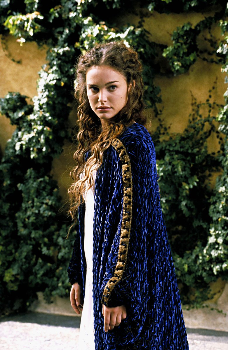 9. nightgown and blue robe (aotc)a criminally underrated outfit! the delicately embroidered silk slip combined with the royal blue robe and her loosely tousled hair is bring some capital-r Romance. stop sleeping on this one, it's great.