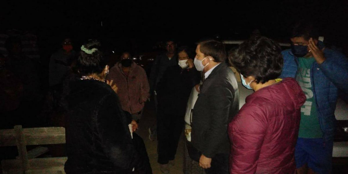 FreirinaIM's tweet photo. Alcalde @cesar_freirina se reunió con vecinos en la Barrera Preventiva Comunitaria en el sector de Los Bronces. Ejercicio que ha venido realizando la autoridad con todas las comunidades de pescadores artesanales y recolectores de orilla, escuchando e informando al mismo tiempo. https://t.co/Df8Rd977JP