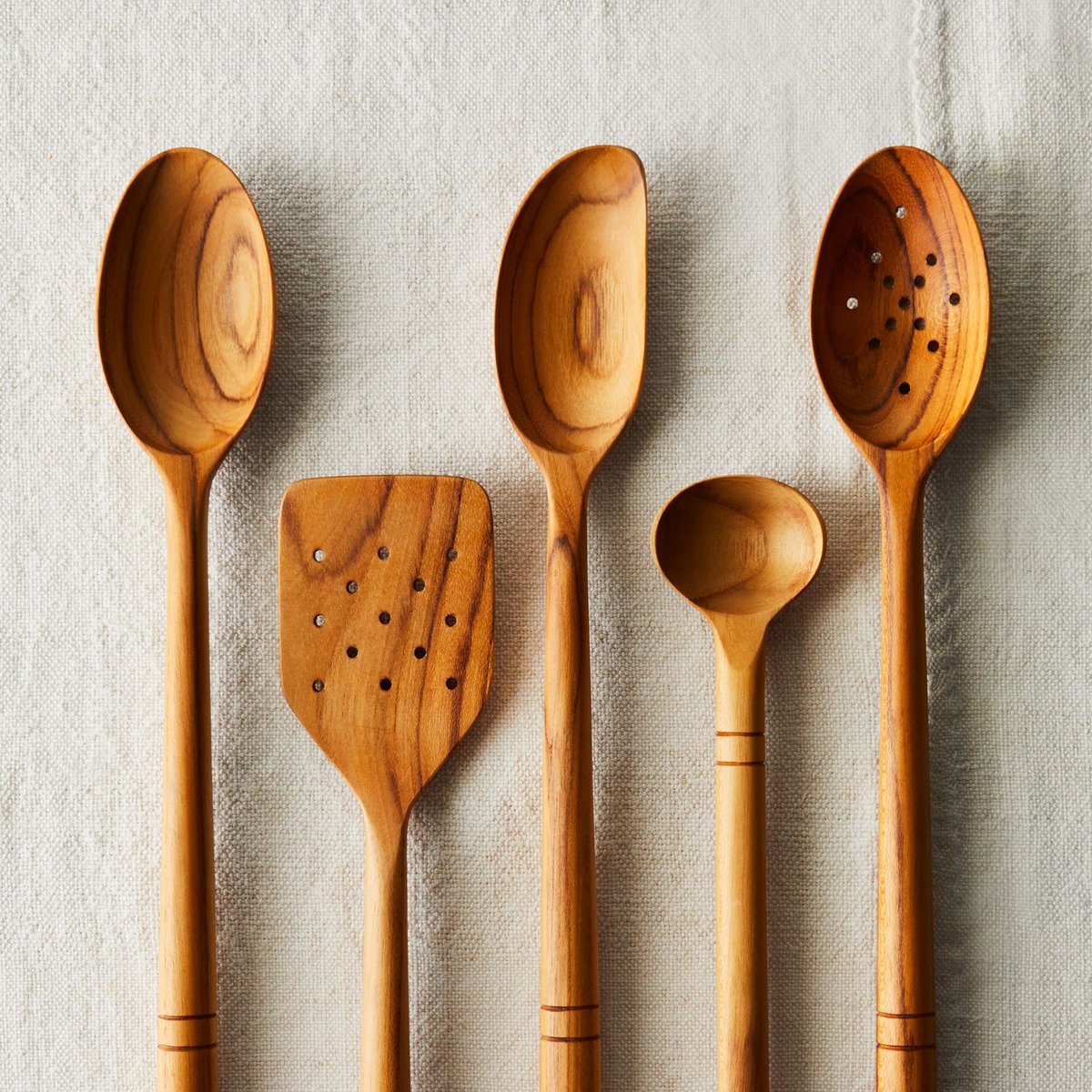 cheflauracanada's tweet image. #KitchenTipsTuesday! If any of your pots are boiling over, quickly place a wooden spoon across the rim! It will settle the frothy bubbles and prevent over-boiling 👍