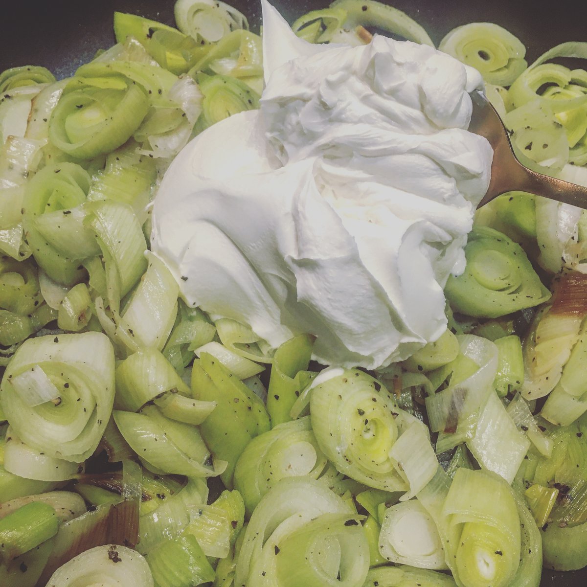 WeAreLifeStyles's tweet image. A very, very easy recipe if you have the ingredients to hand :

* Tagliatelle
* Smoked salmon
* Leeks
* Mascarpone cheese
* White wine &amp;amp; chilli flakes

Totally decadently lovely...

wearelifestyles.com/smoked-salmon-…

#lockdownrecipe #niceandeasy #onepan #homecooking #freshandhealthy