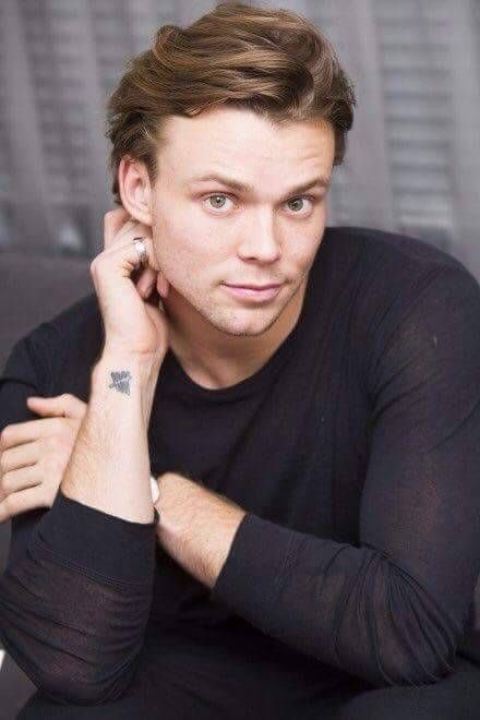  #AshtonAppreciationDay so here’s a thread of ash who deserves to be treated so much better