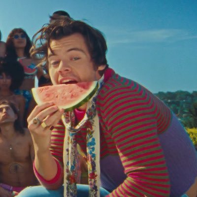 _1_D1rect1on's tweet photo. @Harry_Styles you tired of watermelon yet? https://t.co/AYMPOEihKE