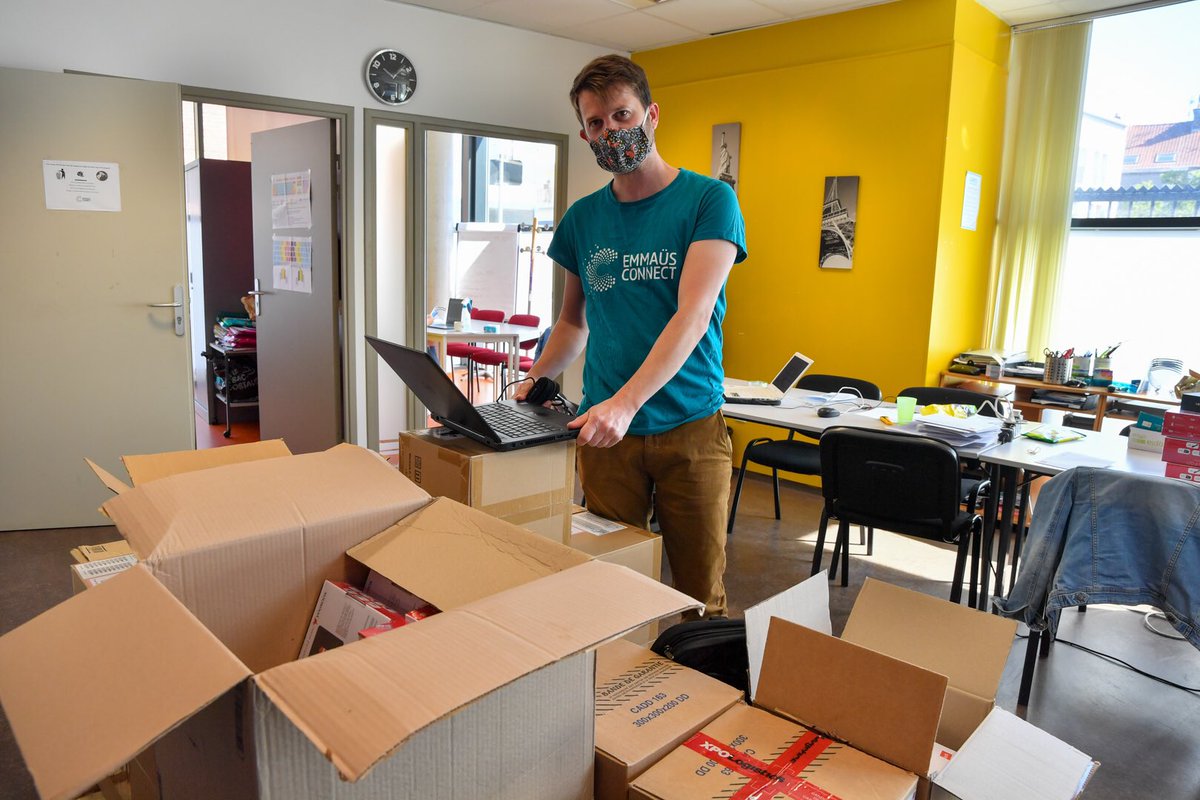 Depuis le début de la crise sanitaire, la Ville de Lille <a href="/EmmausConnect/">Emmaüs Connect</a> &amp; @Fede_CS_5962 luttent contre la précarité numérique en récoltant des smartphones, ordinateurs &amp; tablettes à destination des familles les + éloignées du numérique. 
Les distributions se poursuivent ! THREAD