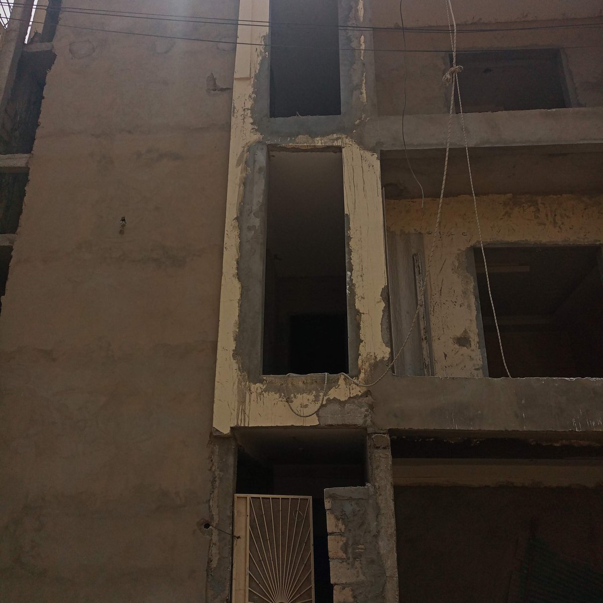 Btpchose's tweet photo. C’est un projet de démolition à 60% et modification dans son intégralité.
La villa DIALLO est un bâtiment R+2 établis sur un terrain de 150M² avec une terrasse accessible qui abrite une chambre avec salle de bain et une buanderie. 
#GenieCivil #BTP https://t.co/e8fROrWWiF