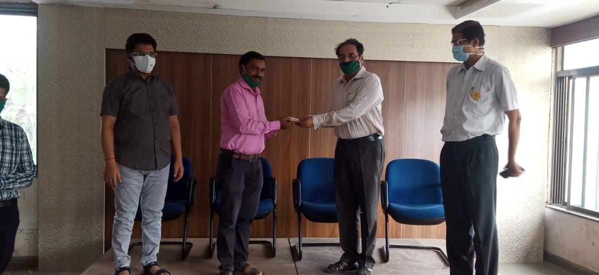 SukhayuAyush's tweet photo. Today Sukhayu Foundation &amp; RSS Janakalyan Samiti Distributed Ayurvedic Kashay kit to Media Persons in karad who r working on the field for society by following all the guidelines of physical distancing in presence of CEO of The Karad Urban Bank Mr. Dilip Gurav... @IgnitedMindsK https://t.co/UakCLg2xZg