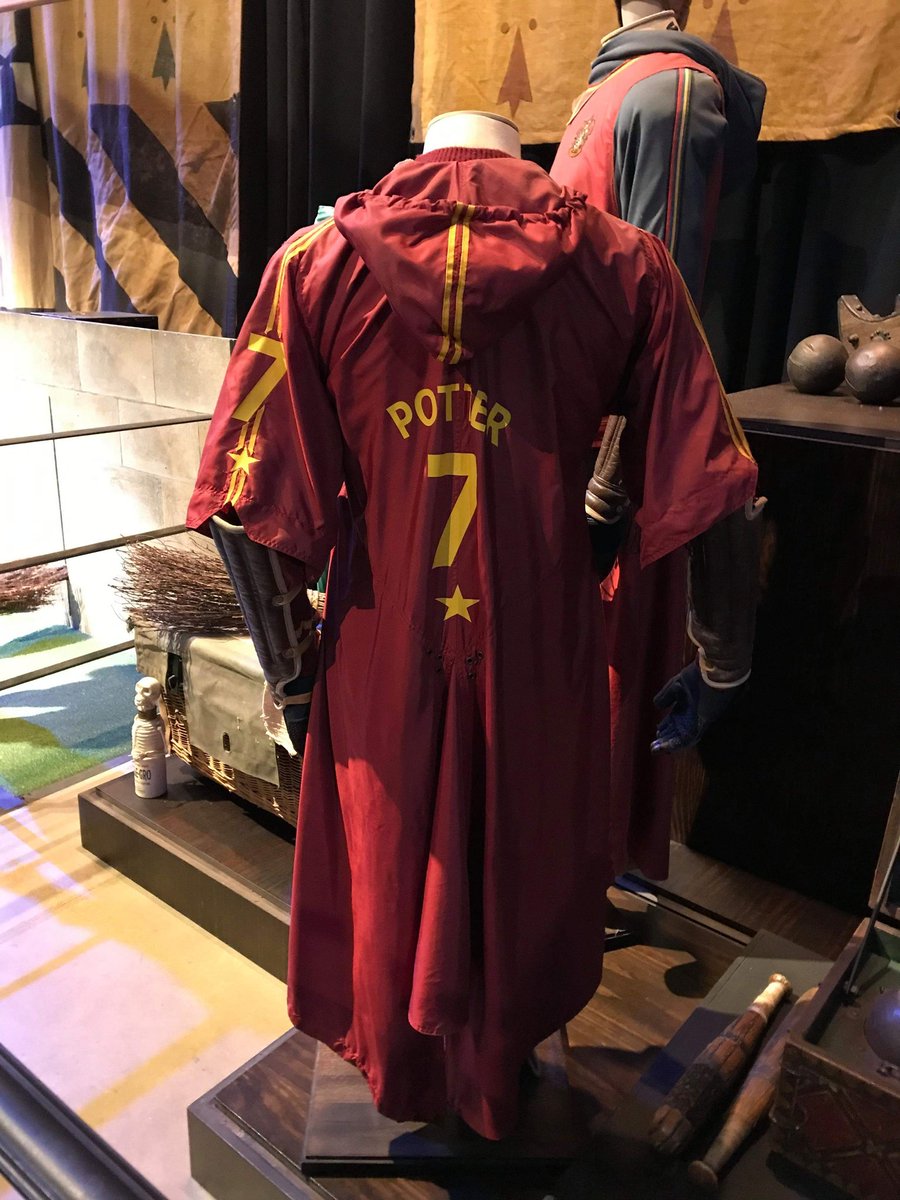 Harry Potter et le prince de sang mêlé : le costume de quidditch de Harry et une valise avec les différentes balles du jeu (rassurez vous les cognards sont bien attachés)  #HarryPotter