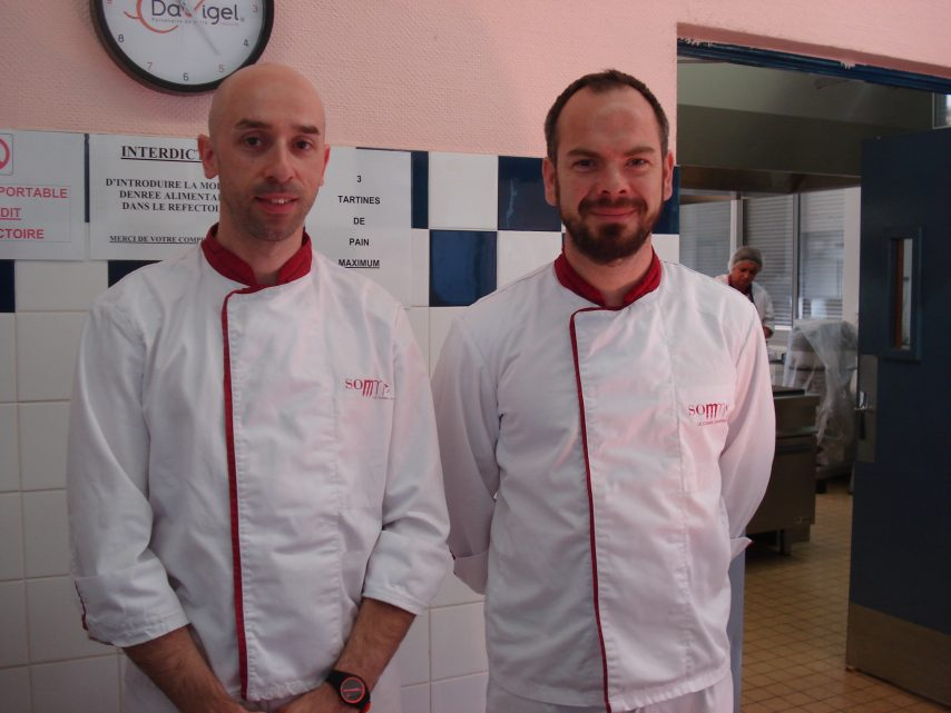 MRickless's tweet photo. Petite photo avec mon frérot astropik dans 5 ans dans le pire restaurant de france https://t.co/xZiMrXTPOY