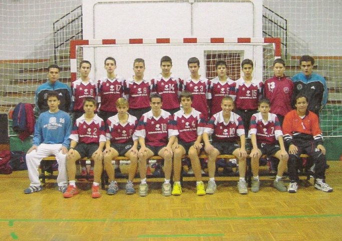 fran13jado's tweet photo. Hoy hace 18 años de este gran momento y recuerdo cada minuto de ese fin de semana como si fuera ayer. Volvería con los ojos cerrados a una de las etapas más maravillosas de mi vida 😍😍 #EsosBajitosExtremeños #HaciaElTop8España https://t.co/rIrqrtbZ01