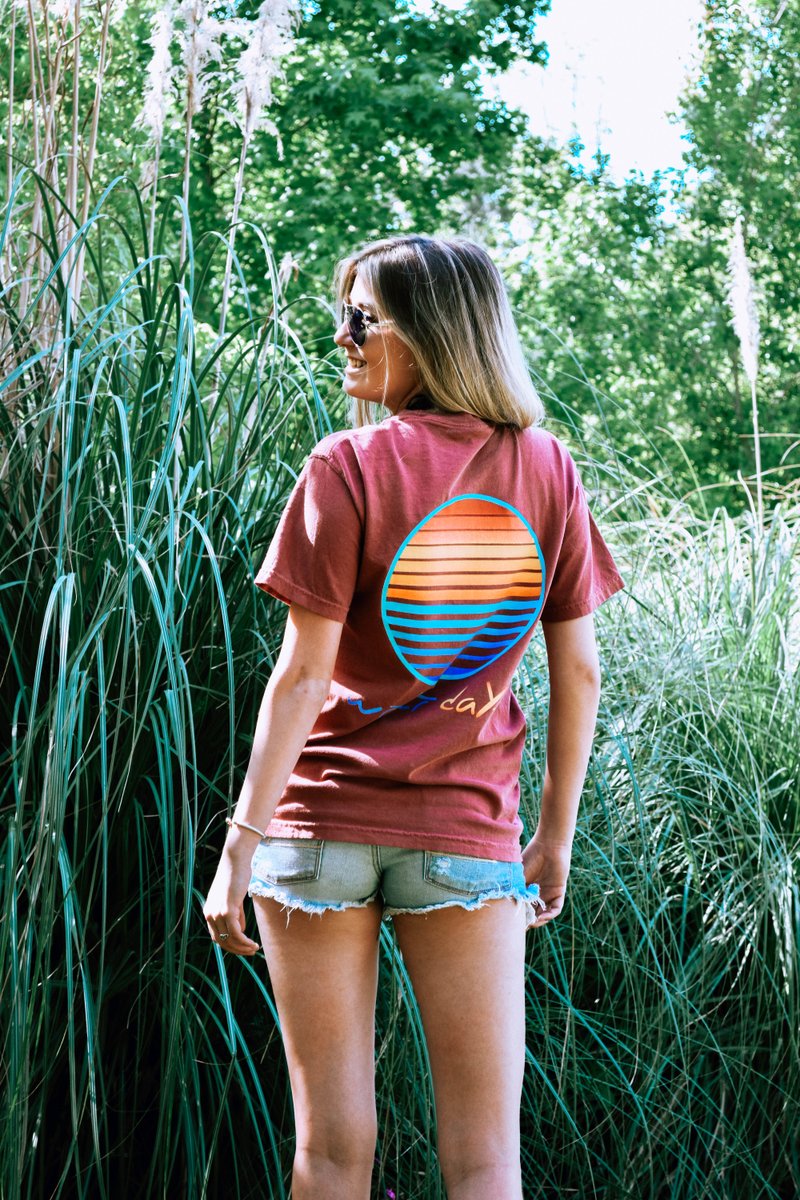 WaterdayzA's tweet photo. Enjoy the beauty of lake life from sunrise to sunset in a #waterdaYz tee! Do you prefer mornings or evenings on the lake -- or all day? Let us know in the comments below! 
#askusY #smoothwaYv #inadaYz #lakedaYz #lakelife #lakemurray https://t.co/1ZvMs6zFgM