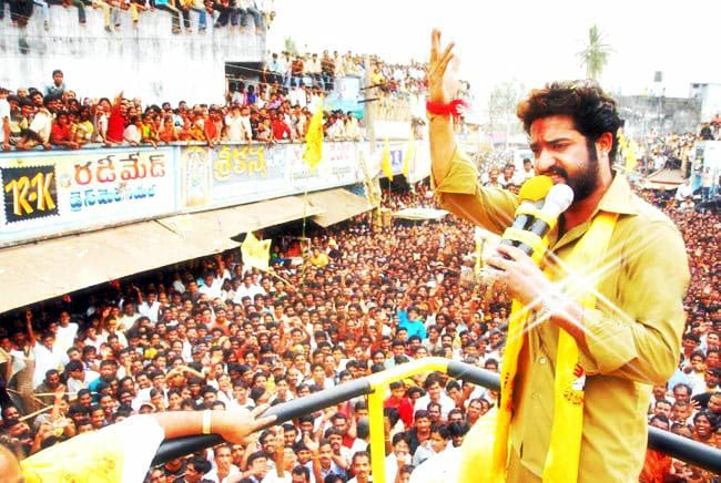 chowdary_anne's tweet photo. మారుమూల గ్రామమైనా మహా నగరమైనా ఆశయాలు చిగురించే పునాదులు మీరు .... 
మీరే మన రాష్ట్ర ప్రగతికి సౌదానికి పునాదులు .. అణుశక్తి కి కోటి రేట్లు మీ శక్తి ..

జై తెలుగుదేశం .. జై ఎన్టీఆర్ 

#HappyBirthdayNTR  

#cbnwithpeople https://t.co/18JyR734ZX