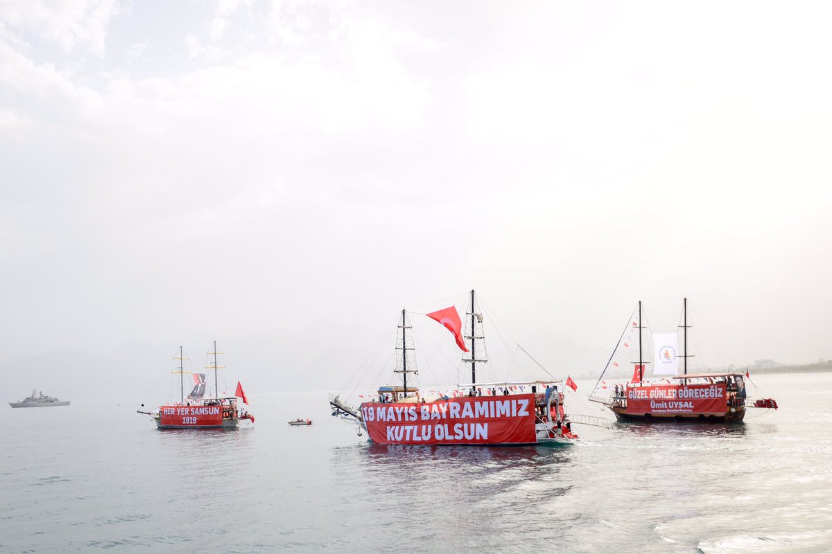 Av_umituysal's tweet photo. Sevgili komşularım;
19 Mayıs Atatürk’ü Anma Gençlik ve Spor Bayramı’mızı Kaleiçi yat limanından hareket ettirdiğimiz teknelerle Falez Bandı boyunca coşkuyla kutladık. Saat 19.19'da tek yürek hep bir ağızdan İstiklal Marşı'mızı söyledik.⤵️ https://t.co/HkVL4ZL0fd