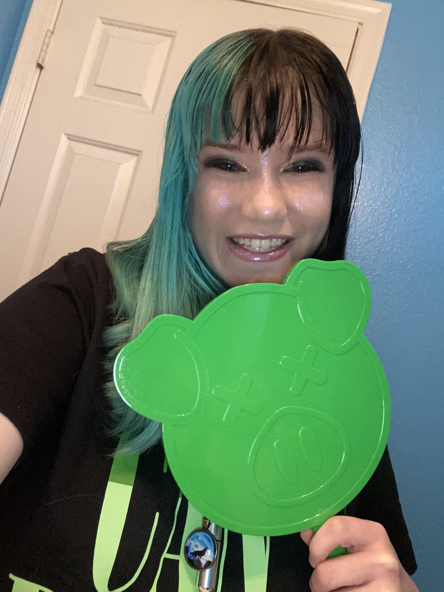 Kimlatt89's tweet photo. This is the VERY FIRST @JeffreeStar mirror that I EVER got and I’m completely OBSESSED with it!!!💚💚💚🐖🐖🐖 I also LOVE my Can’t Relate shirt too!!😍😍😍 @shanedawson 💕💕💕 https://t.co/9TLrlMKDtp