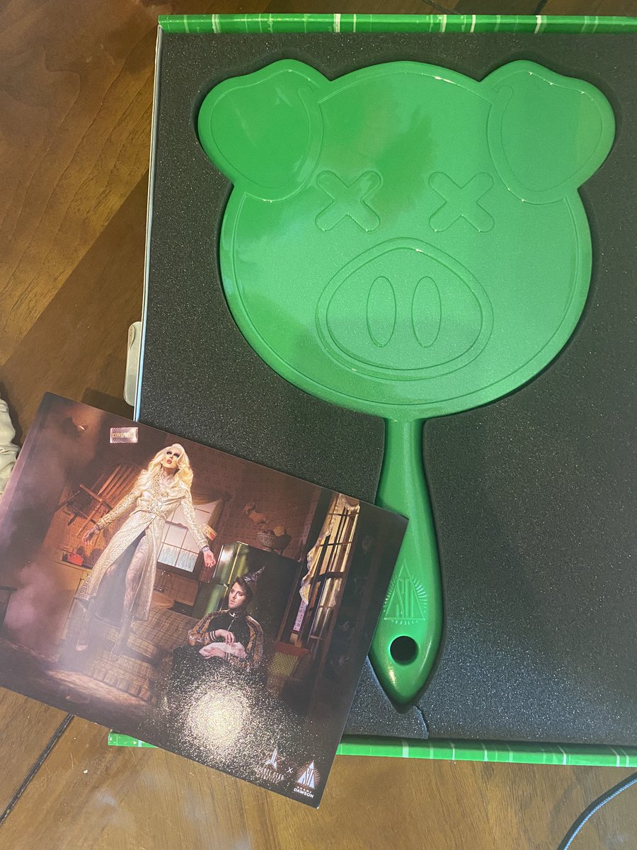 Kimlatt89's tweet photo. This is the VERY FIRST @JeffreeStar mirror that I EVER got and I’m completely OBSESSED with it!!!💚💚💚🐖🐖🐖 I also LOVE my Can’t Relate shirt too!!😍😍😍 @shanedawson 💕💕💕 https://t.co/9TLrlMKDtp