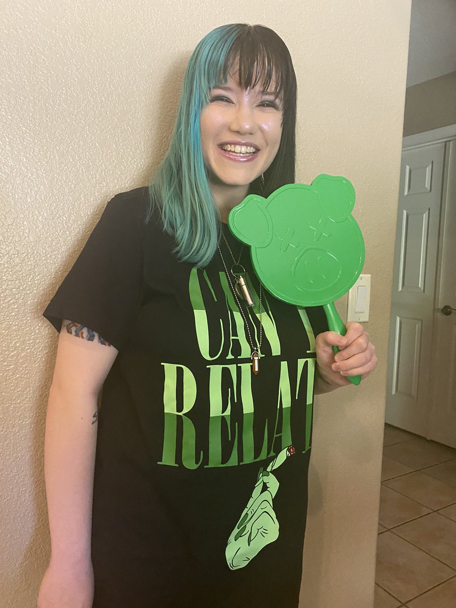 Kimlatt89's tweet photo. This is the VERY FIRST @JeffreeStar mirror that I EVER got and I’m completely OBSESSED with it!!!💚💚💚🐖🐖🐖 I also LOVE my Can’t Relate shirt too!!😍😍😍 @shanedawson 💕💕💕 https://t.co/9TLrlMKDtp
