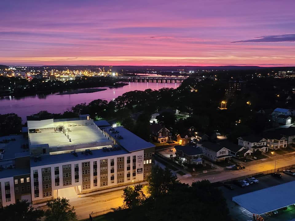 UCTTulsa's tweet photo. One of our 18th-floor residents sent in these incredible sunset photos! You could have a view just like this! Call or text us for more information!
918-585-1577 call
833-262-2544 text
#panoramicwindows #balcony #sunset #oklahomasky #tulsa  #downtown #welcomehome #riverview https://t.co/WPQbHSOCWw