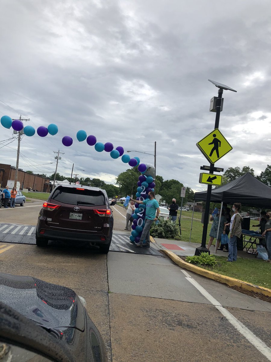 emhelphinstine's tweet photo. Johnson Elementary- 5th Grade Promotion:
It was beautiful to see the people who have invested in our children for the past 6 years, cheer them onto the next phase of life. We are so grateful! 💕 https://t.co/zZ3F1OCfXK