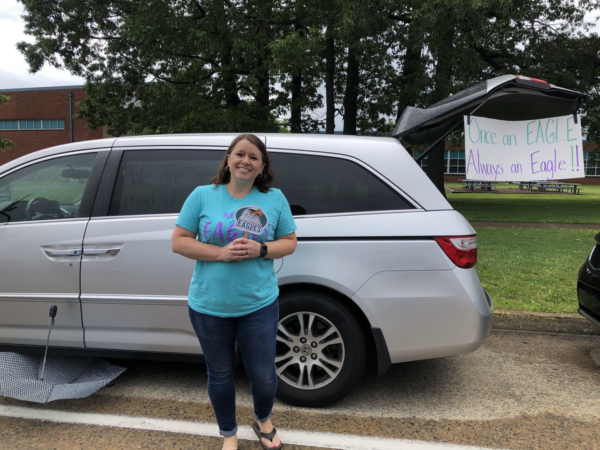 emhelphinstine's tweet photo. Johnson Elementary- 5th Grade Promotion:
It was beautiful to see the people who have invested in our children for the past 6 years, cheer them onto the next phase of life. We are so grateful! 💕 https://t.co/zZ3F1OCfXK