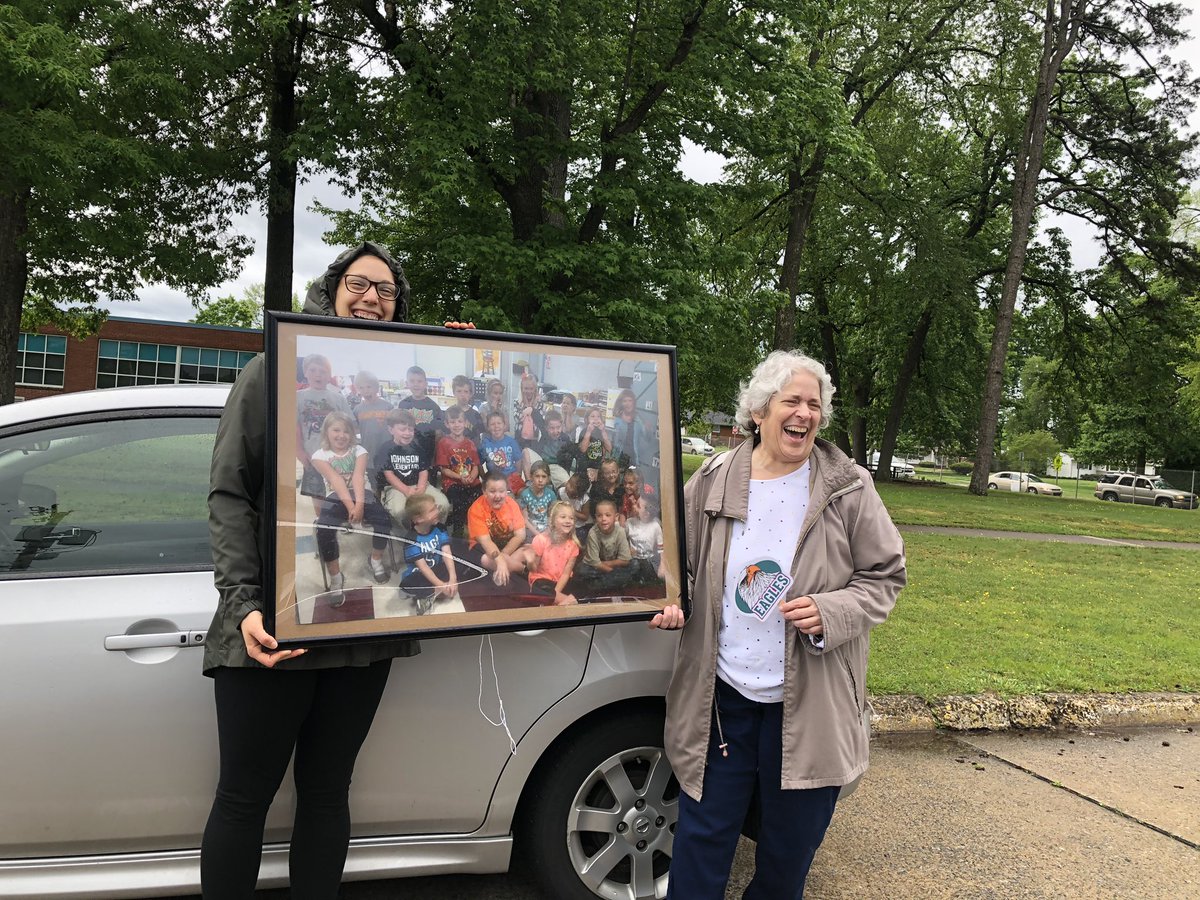 emhelphinstine's tweet photo. Johnson Elementary- 5th Grade Promotion:
It was beautiful to see the people who have invested in our children for the past 6 years, cheer them onto the next phase of life. We are so grateful! 💕 https://t.co/zZ3F1OCfXK