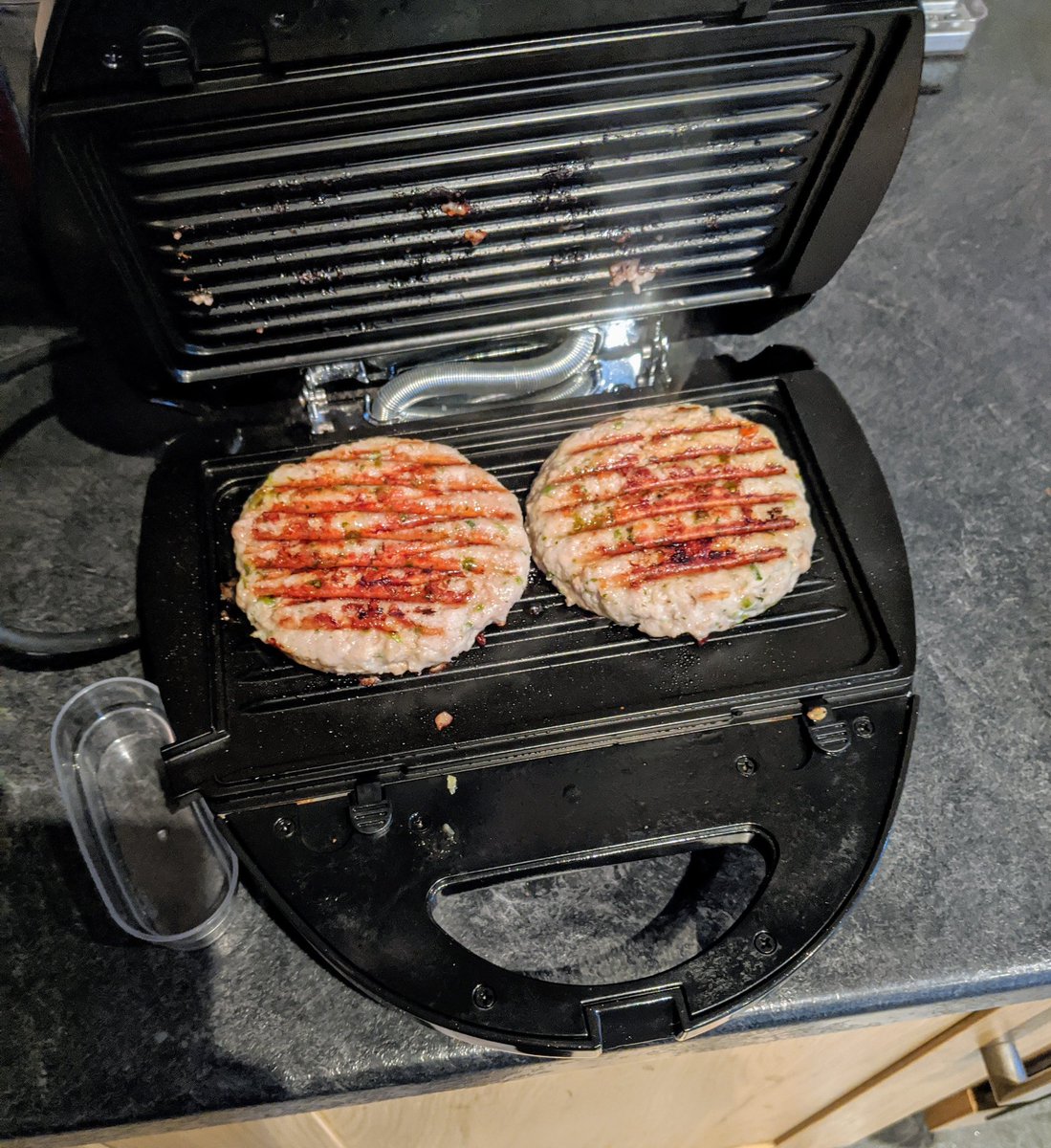 owencreasey's tweet photo. No work this week, so passing the time in the kitchen. Homemade turkey, cheese and jalapeno burgers washed down with a bottle of Moretti ๐๐ป #cookinwithcreasebag #turkeyburger #moretti #cheese #jalapeno #glasgow #weekaff #nakedgingerchef https://t.co/0kT4zEBzyh