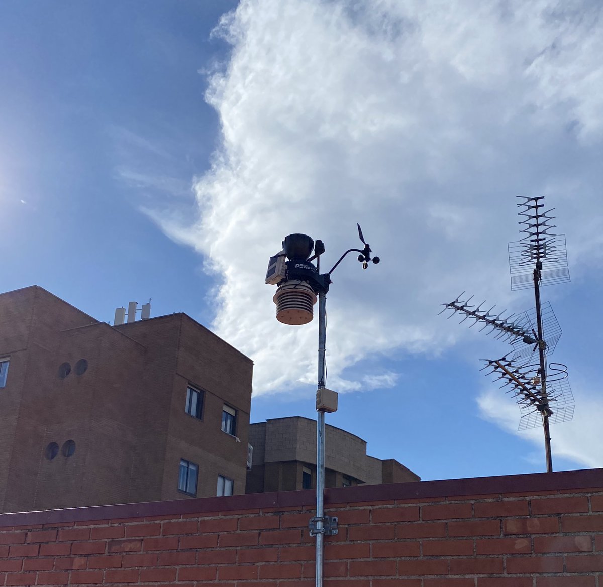 AvIlustracion's tweet photo. Nuevo pluviómetro #Aerocone de @davisinst instalado y ya operativo. Mantenimiento anual realizado y pluviómetro sustituido !
#DavisVantagePro2Plus #MeteoIlustracion @AvIlustracion
☀️ ☔️ ⛈ seguimos ! https://t.co/TFjlYhDm42