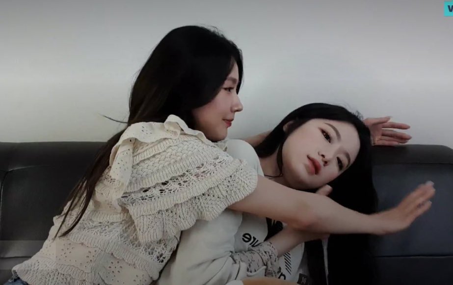 SooShu au | MiShu au MISOOSHU AUYeh Shuhua loves her bestfriend Seo Soojin that is currently dating someone. Nevertheless, Shuhua never give up her love for Soojin until she met someone that keeps on distracting her named Cho Miyeon