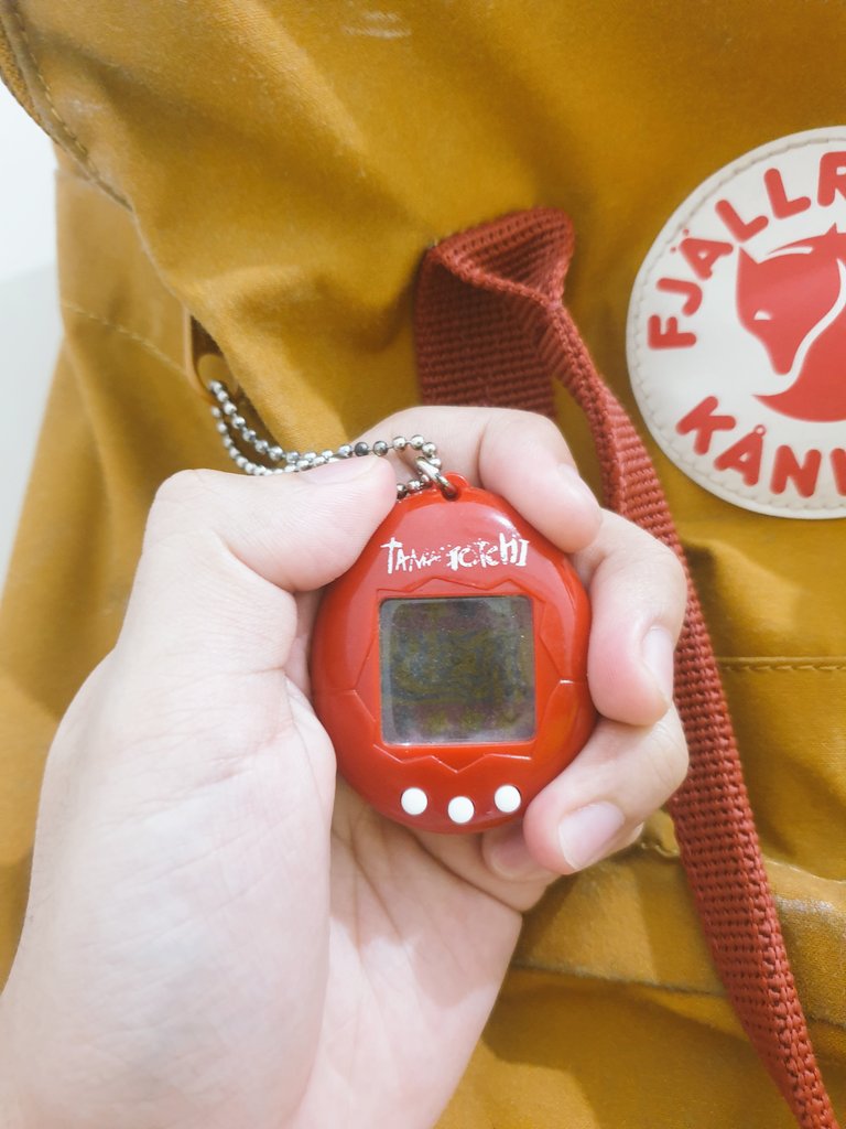 secrettfans's tweet photo. #weeklyobsession I found this old tamagotchi when I cleaned up my room, and now I can't wait to use my bag ๐ฅฐ ((( even though I still don't know when will I can use it again ๐คก ))) https://t.co/ugQfv0kaBy