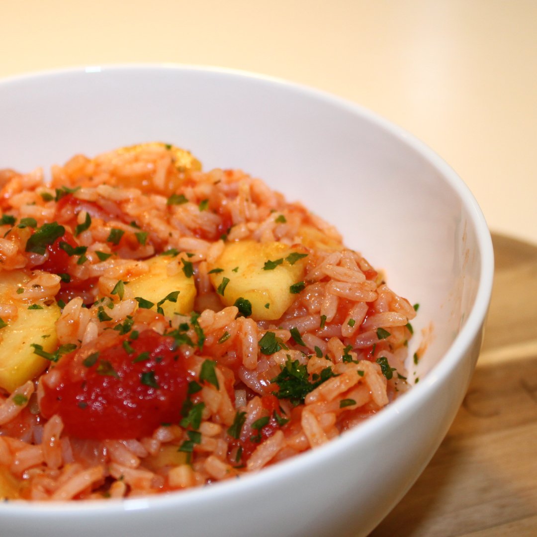 VINOTHECAcom's tweet photo. [REZEPT] Schnelle Reispfanne mit Sugo und Zucchini (⏱️ 20 Min. )

Die Reispfanne mit Sugo und Zucchini ist in Kürze zubereitet und schmeckt dennoch lecker. 🍚😋

➡️ Das #Rezept posten wir am Freitag in unserem Online-Magazin: https://t.co/U0bbYLGLWq

#Vegan #Vegetarisch https://t.co/JcVocLyWNe