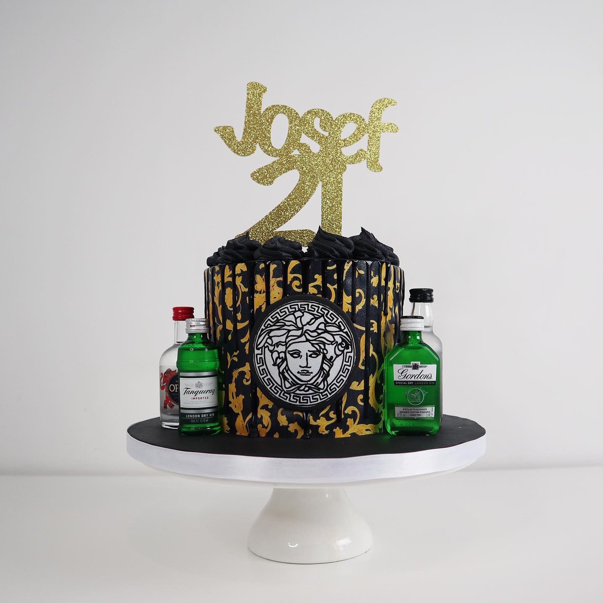 AdamAbiCakes's tweet photo. This cake for Josefโs 21st Birthday incorporated his love for Versace and Gin! Happy 21st Birthday Josef!! ๐๐๐๐๐๐ค๐
@celebpa
#versace #versacecake #gin #gordonsgin #tanqueraygin #cake #cakes #dripcakes #birthday #birthdaycakes #sthelens #sthelenscakes https://t.co/0dcA6A6Btz