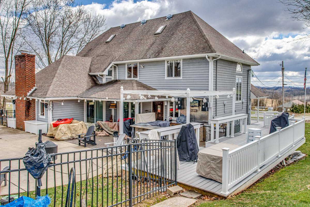 PghPropertyDiva's tweet photo. Please take a moment and visit the virtual tour available right here! This entertainer's paradise is an outdoor oasis. Boasting an In-ground Pool, Sports Court, Outdoor Kitchen, Poured Concrete &amp; Lush Landscaping.
https://t.co/JDKOATayo2 https://t.co/KzaJ70jJoD