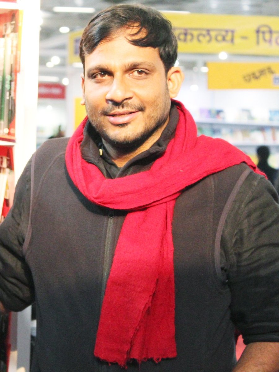 authornilotpal's tweet photo. एक समय की बात है।इसी गमछे के कारण एक होटल ने अंदर घुसने से रोका था।आज ये गमछा राष्ट्रीय जरूरत बन गया है। किसी भी कंधे को गंवार बोल कमजोर मत समझिए।कभी भी किसी का वक़्त बदल सकता है।आज हर कंधा गर्व से कहता है कि देखो मैनें भी गमछा लपेटा है।गाँव और गंवार देश का फैशन बन गया न।जय हो। https://t.co/IgURn5EaPI