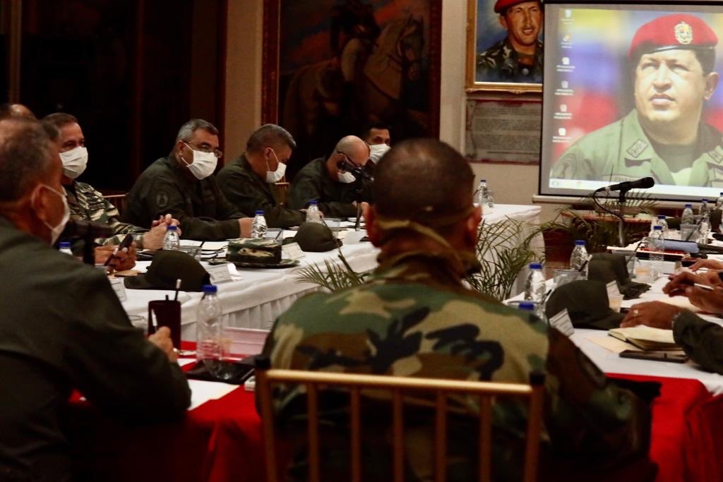 vladimirpadrino's tweet photo. Los últimos acontecimientos que ha vivido nuestra patria no tienen parangón. Analizamos las dimensiones etico-axiológicas, geopolíticas, políticas, económicas y militares de la escalada imperial que priva al pueblo de sus DDHH con criminales sanciones y agresiones terroristas. https://t.co/83Zg0ZigT7