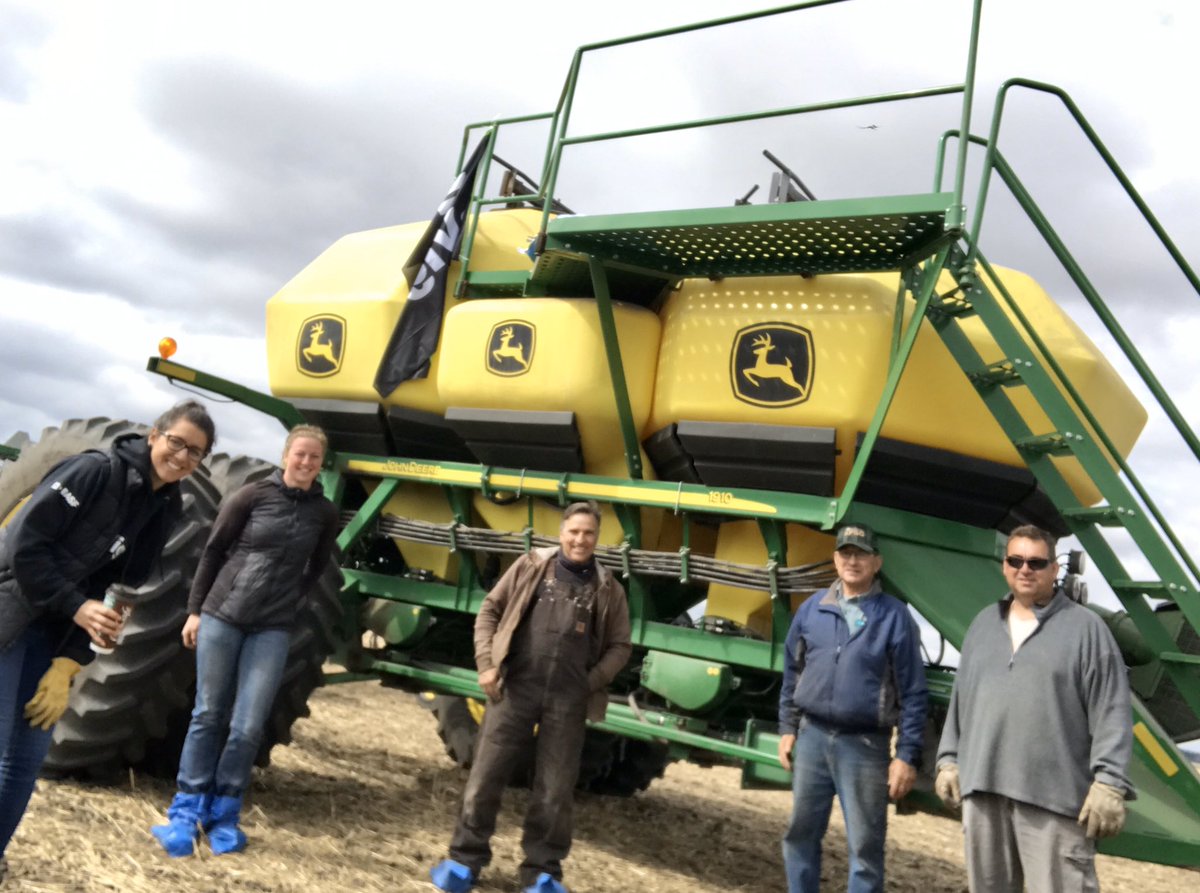 Just enough wind to get that InVigor flag flying! Thanks <a href="/WheatGeerJJ/">John Guelly🌱🚜🇨🇦</a> for putting in another <a href="/BASFAgSolutions/">BASF Agricultural Solutions Canada</a> InVigor canola #swath and #straightcut DST this year. #teamwork #socialdistancing