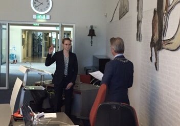 RaadSoest's tweet photo. Burgemeester Metz installeerde zojuist Elske Suijkerbuijk als raadslid voor @GroenLinksSoest. Zij neemt het stokje over van Ties de Ruijter, die door Metz werd geïnstalleerd als fractieassistent. Bedankt voor je inspanningen, Ties, en welkom in de raad, Elske! #raad #Soest https://t.co/gM946h8Cnb